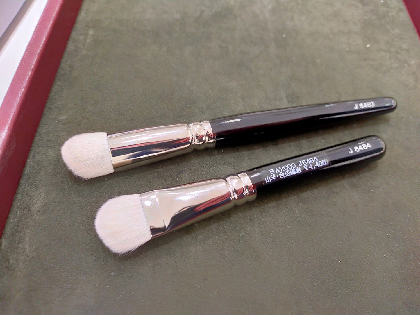 Hakuhodo J6484 eyeshadow brushes, round angled (goat and synthetic mixed) BkSL